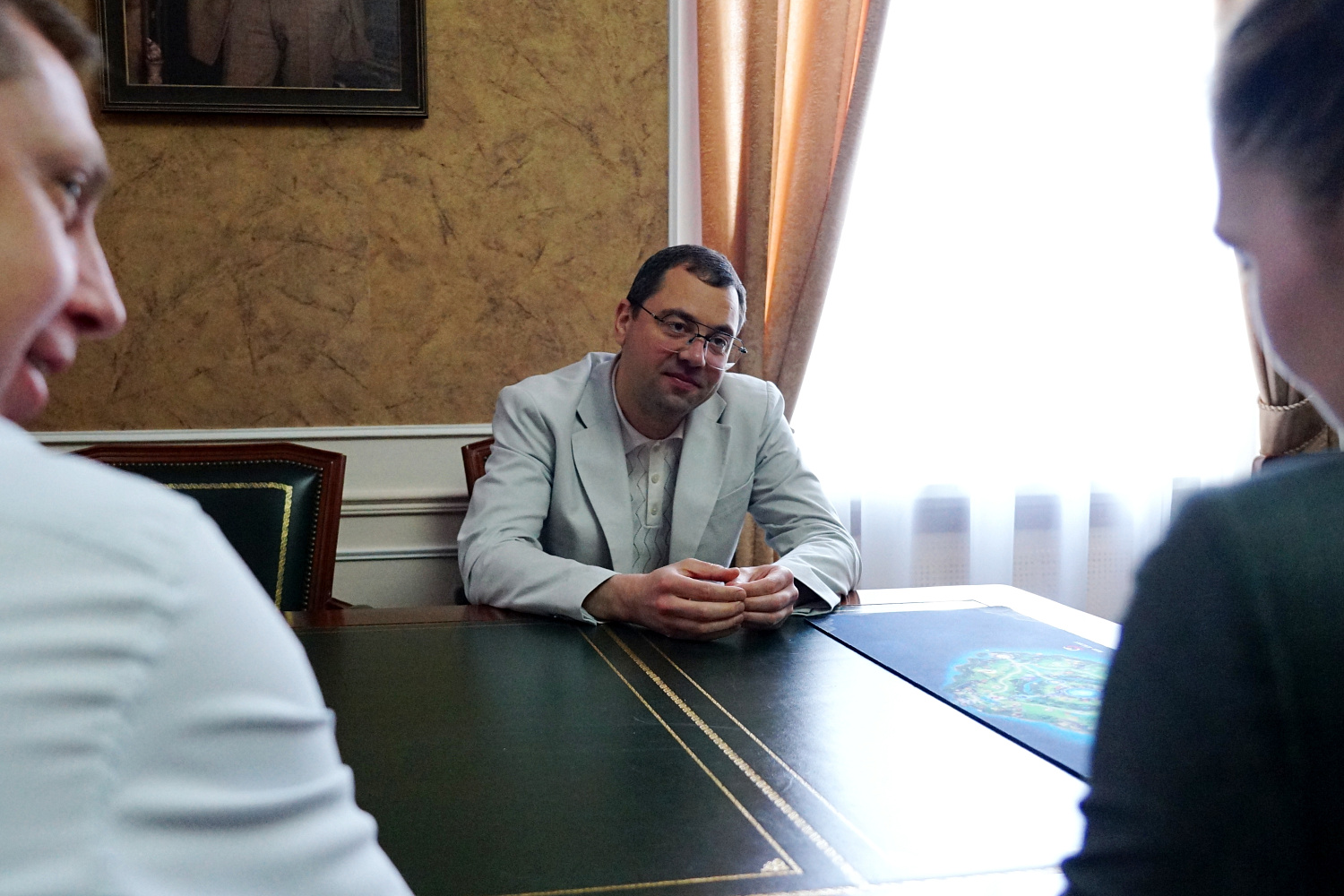 Rector Pavel Moiseev awarded student Anastasia Semenova for her services to Derzhavin Tambov State University. This year, she competed in the Winter Olympics.