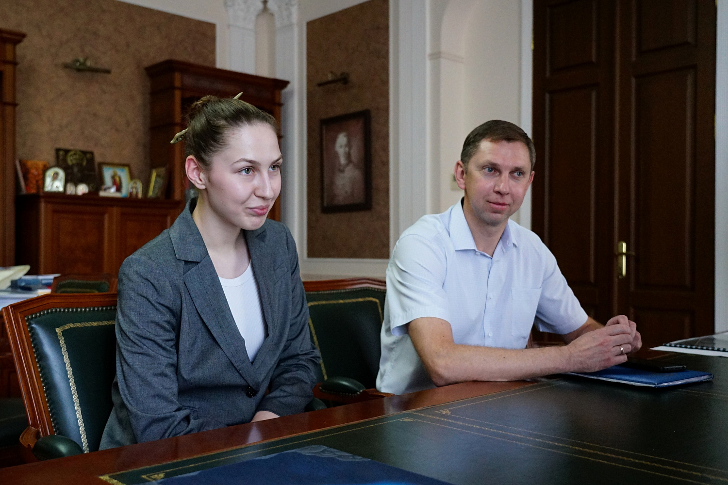 Rector Pavel Moiseev awarded student Anastasia Semenova for her services to Derzhavin Tambov State University. This year, she competed in the Winter Olympics.