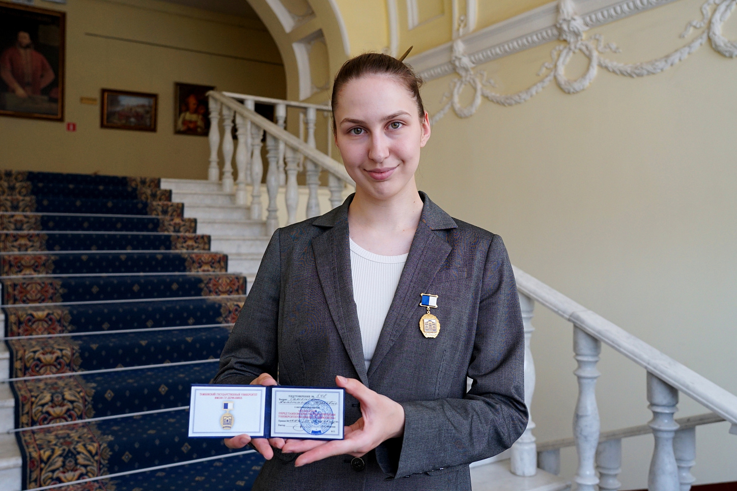 Rector Pavel Moiseev awarded student Anastasia Semenova for her services to Derzhavin Tambov State University. This year, she competed in the Winter Olympics.