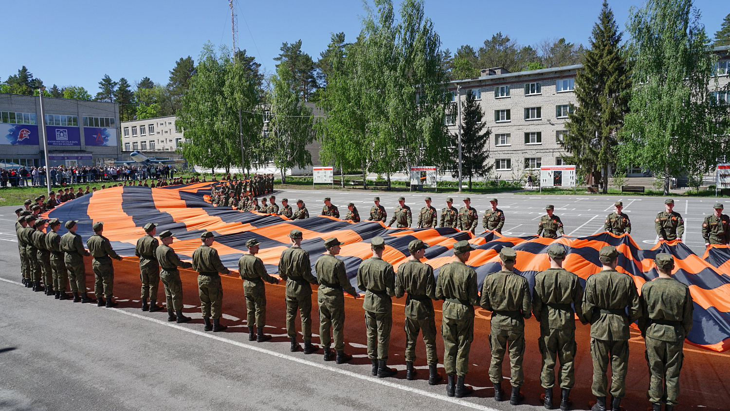 Derzhavin Students Unfold the World’s Largest St. George’s Ribbon