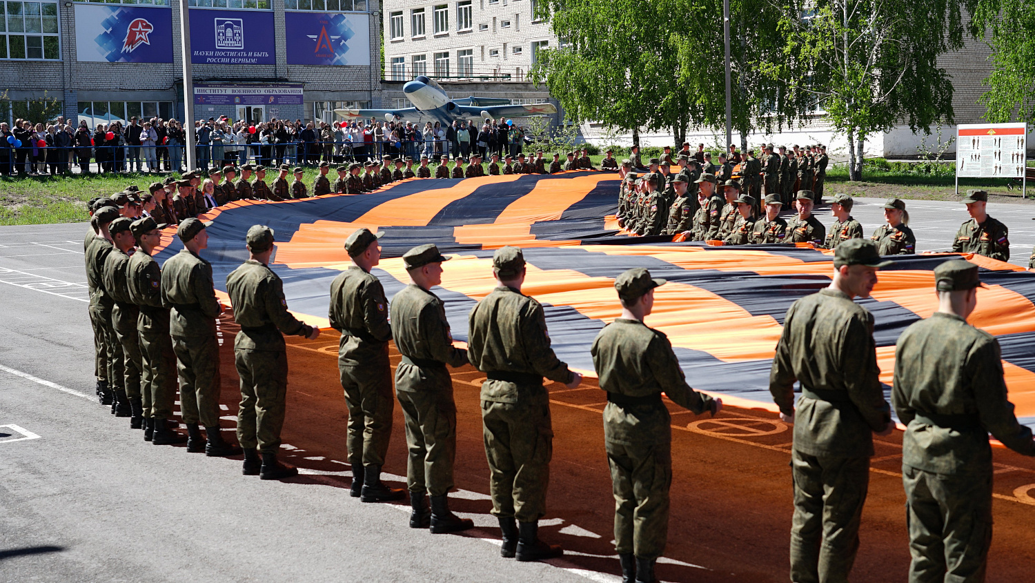 Derzhavin Students Unfold the World’s Largest St. George’s Ribbon