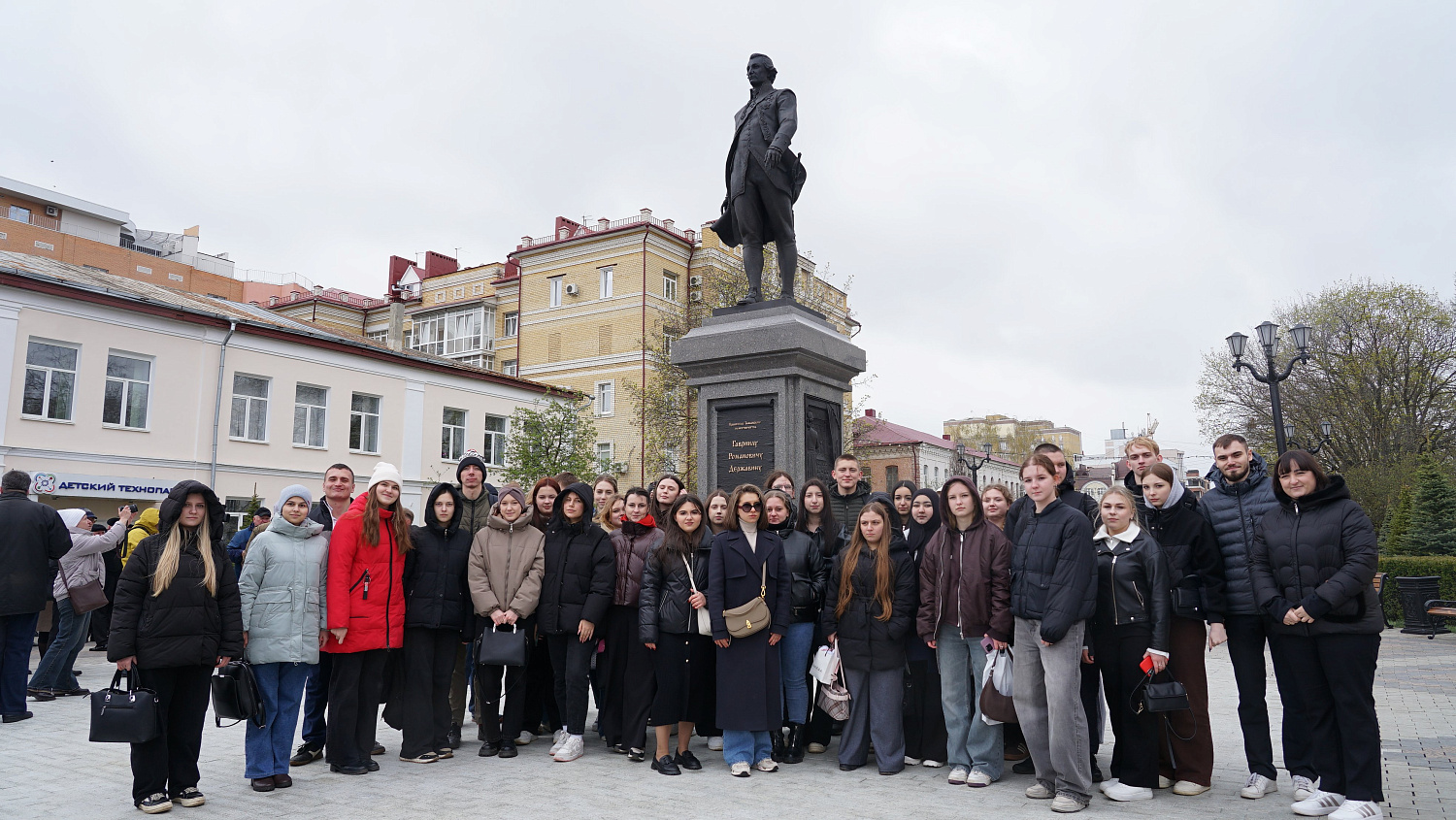 Derzhavin students participate in the unveiling ceremony of the monument to the governor of Tambov Viceroyalty, prominent statesman, and educator Gavriil Derzhavin.