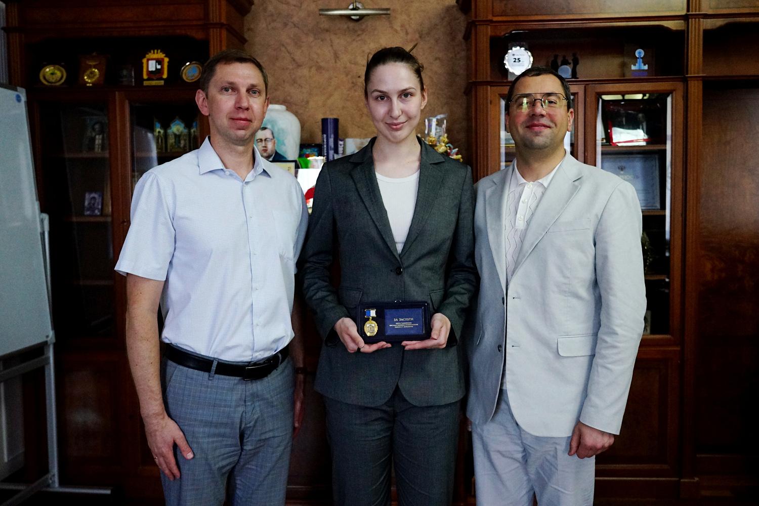 Rector Pavel Moiseev awarded student Anastasia Semenova for her services to Derzhavin Tambov State University. This year, she competed in the Winter Olympics.