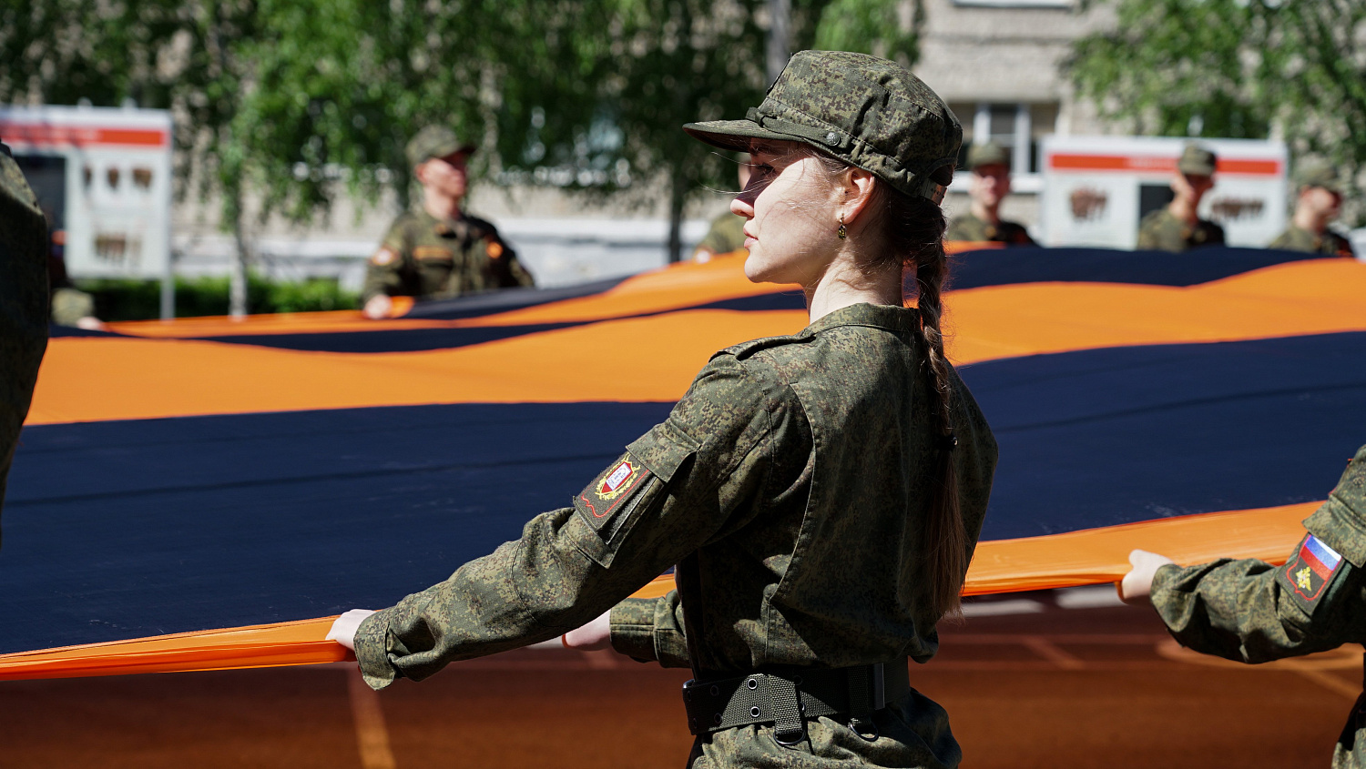Derzhavin Students Unfold the World’s Largest St. George’s Ribbon