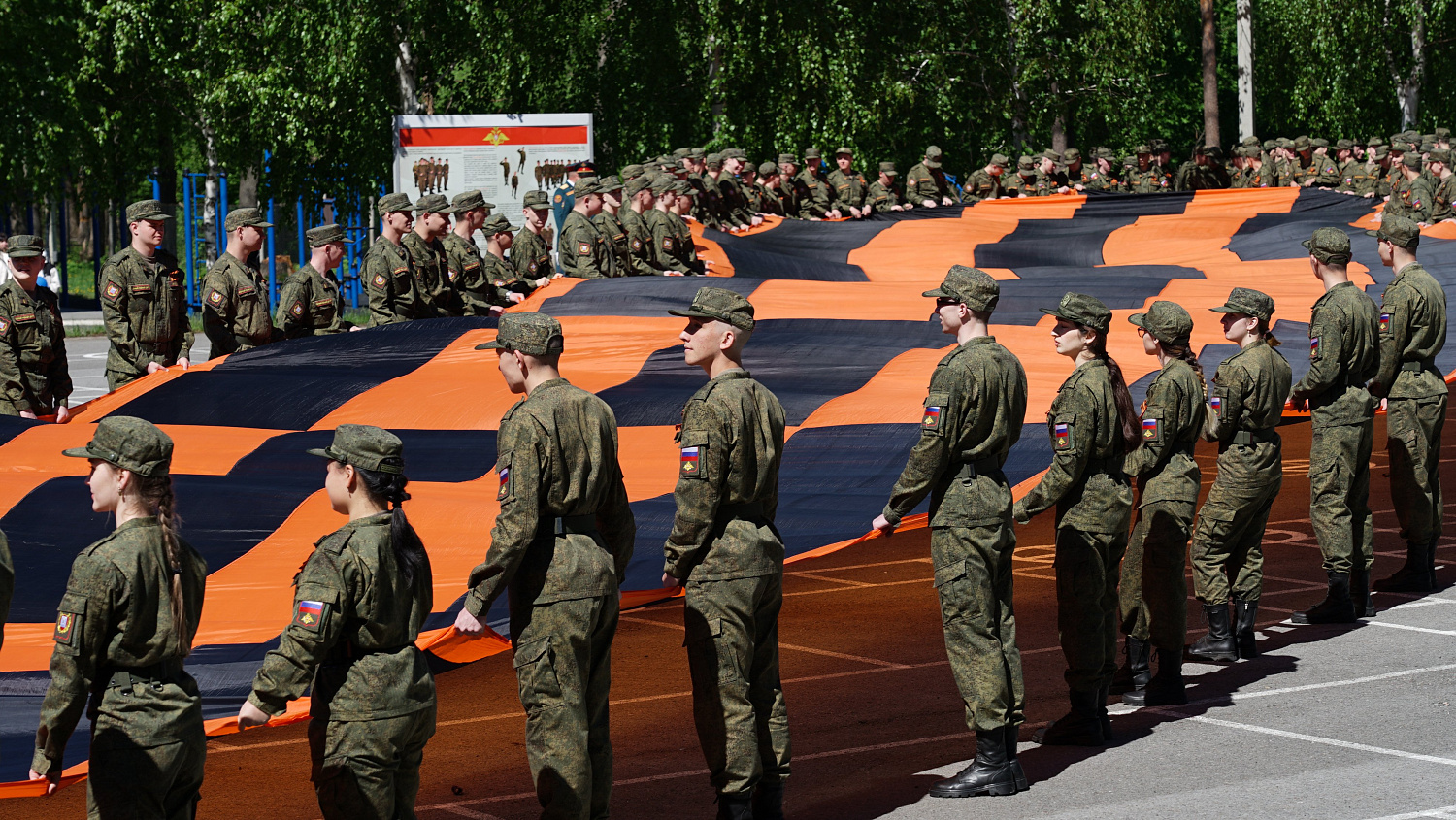 Derzhavin Students Unfold the World’s Largest St. George’s Ribbon